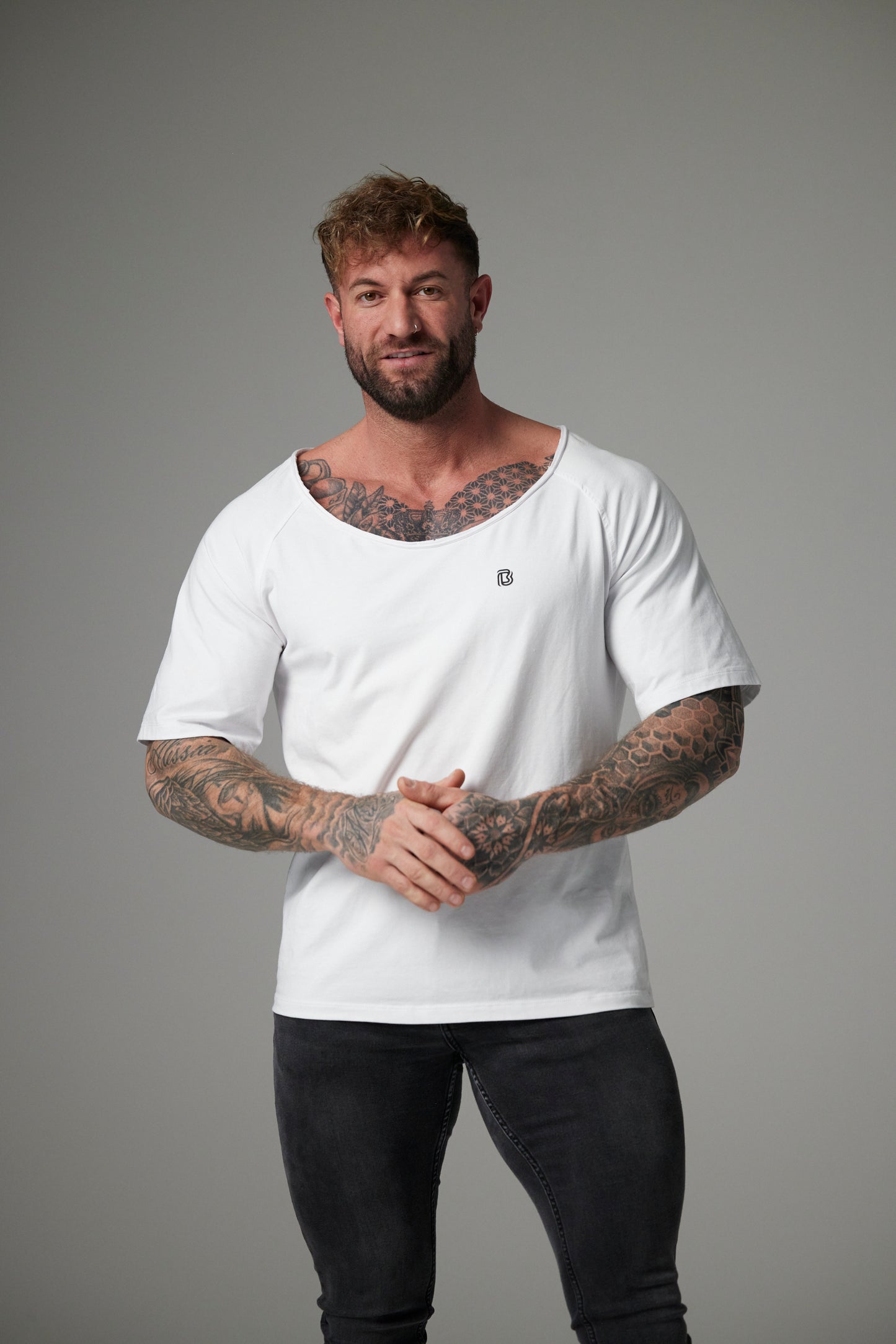 Belator T-shirt raw edge neck White
