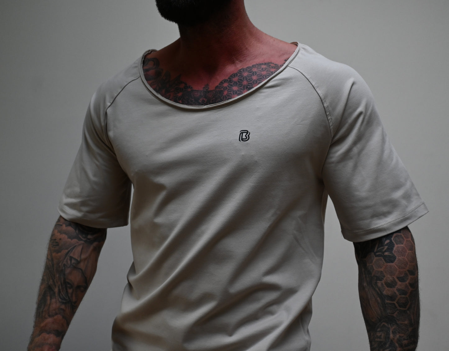 Belator T-shirt raw edge neck Moonbean