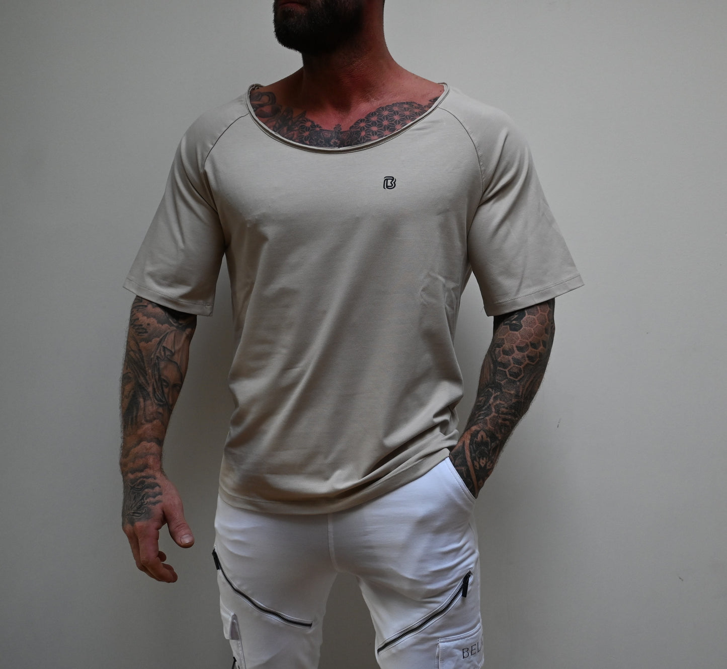 Belator T-shirt raw edge neck Moonbean