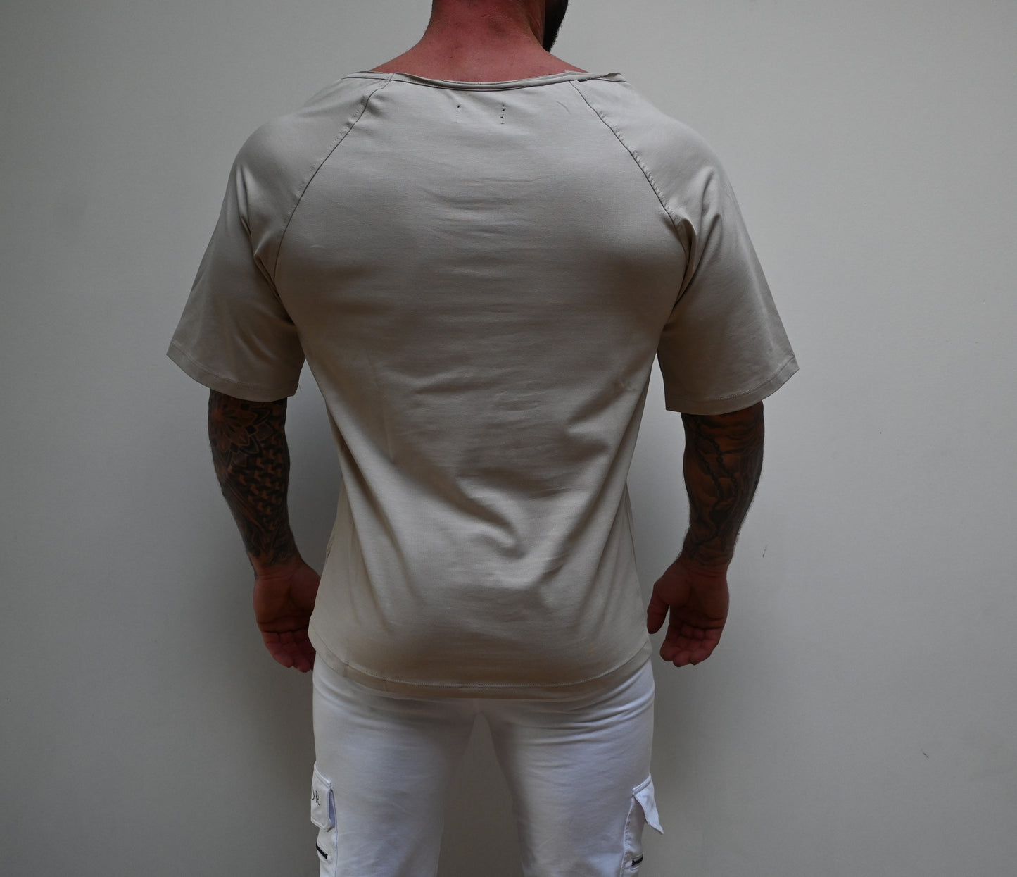 Belator T-shirt raw edge neck Moonbean