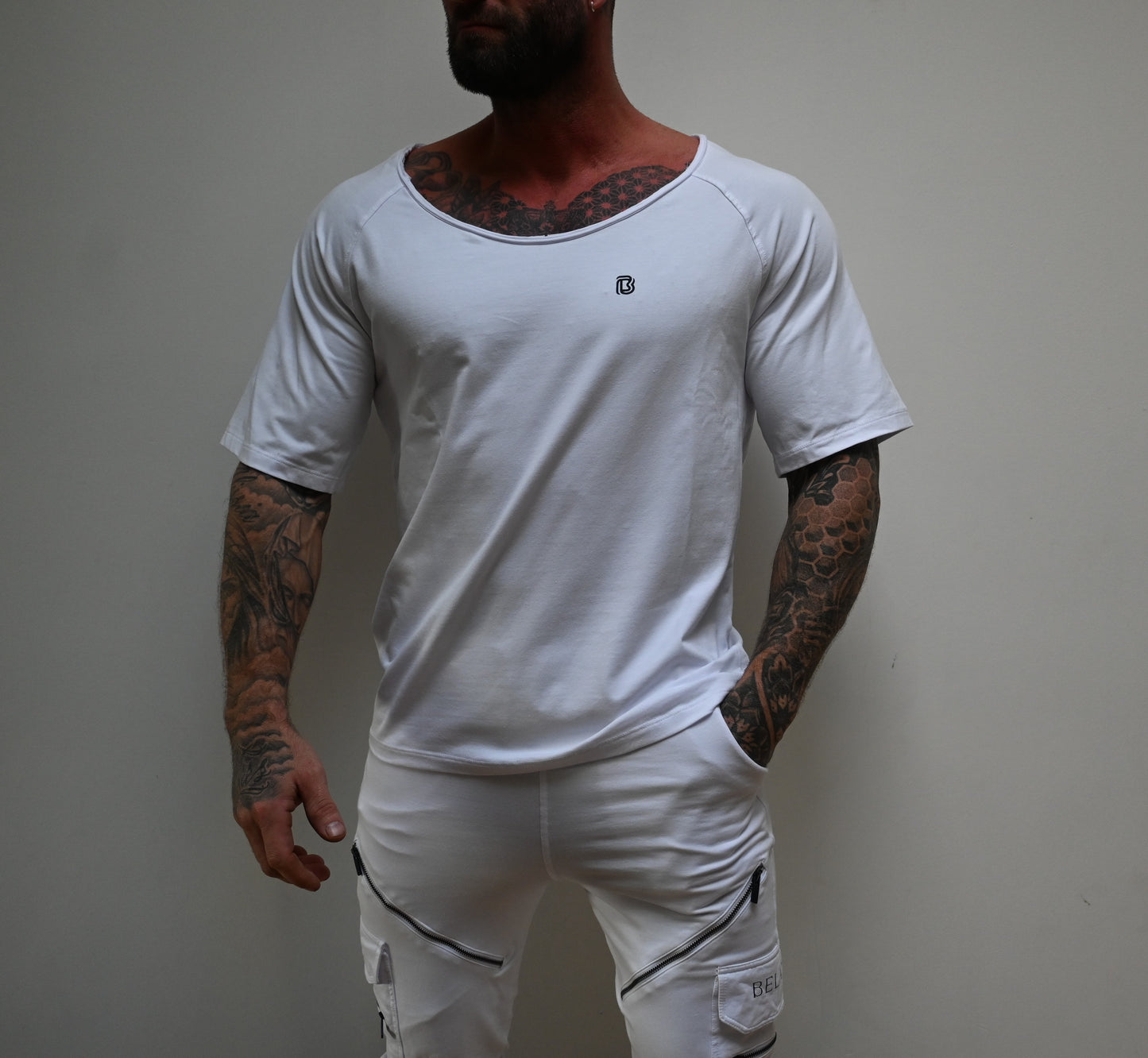 Belator T-shirt raw edge neck White