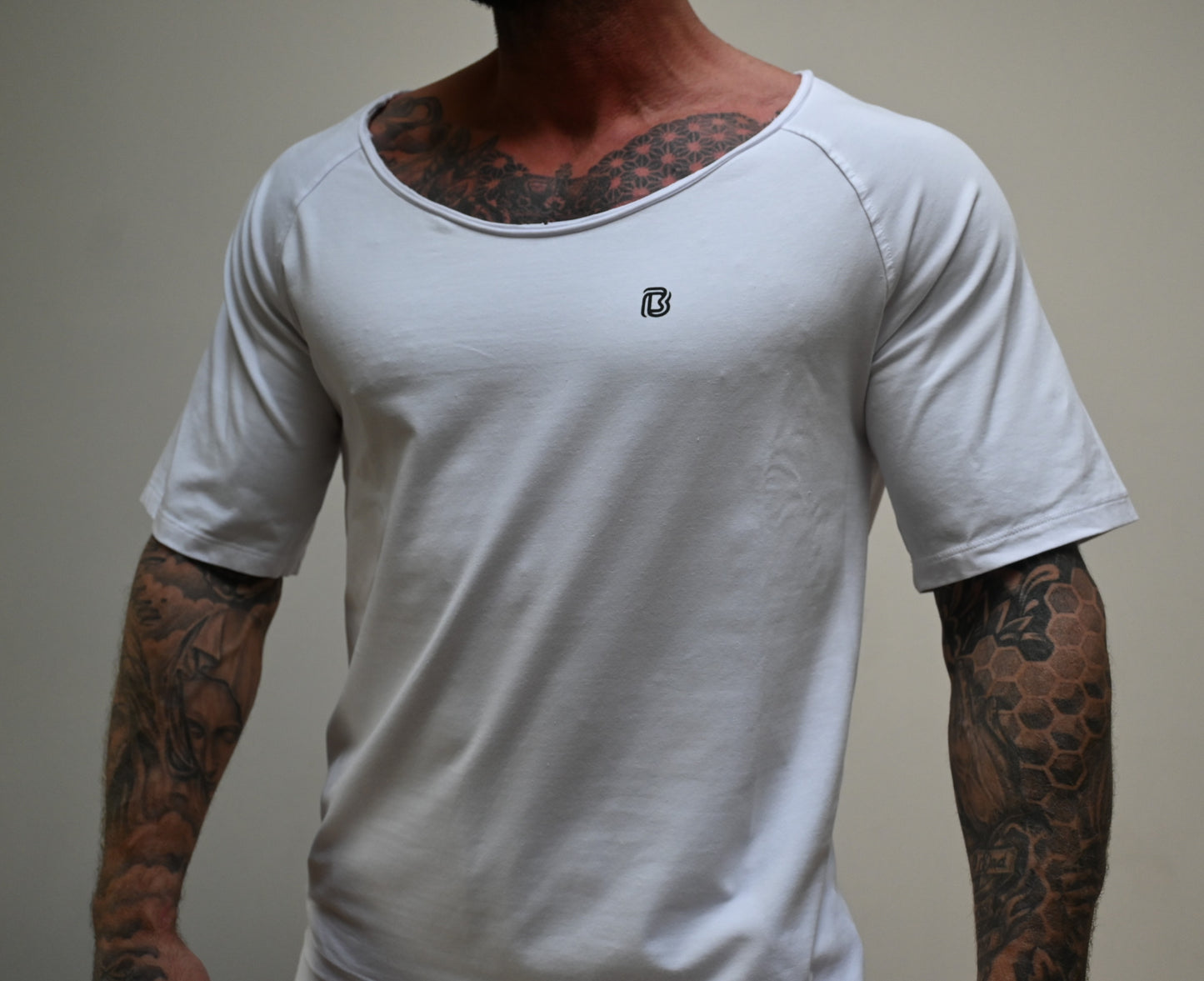 Belator T-shirt raw edge neck White